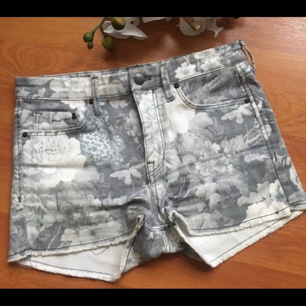 H&M Floral Gray Size 6 Jean Shorts